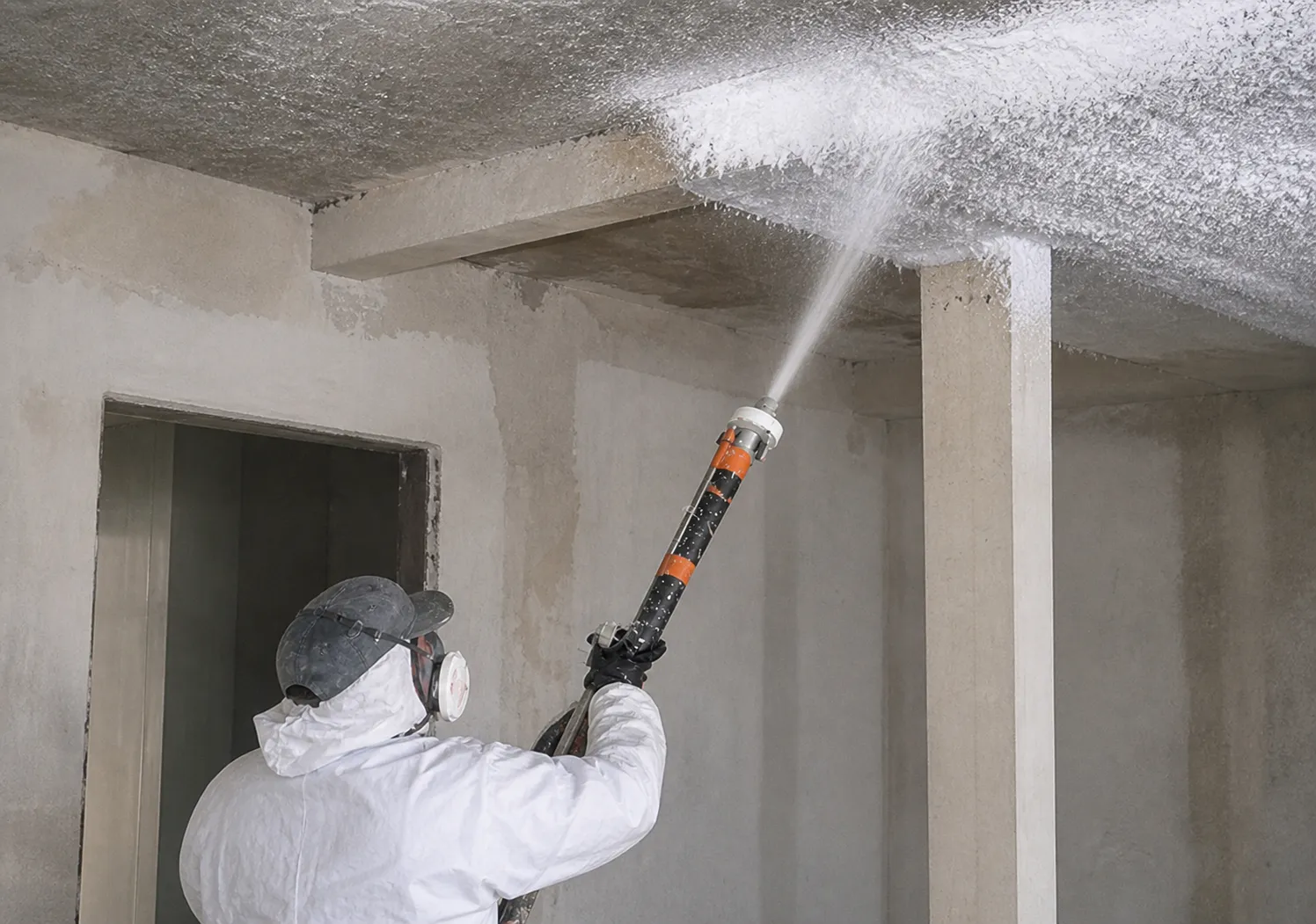 Application d'un isolant en sous-face d'un plancher bas par les équipes Eco Alliance