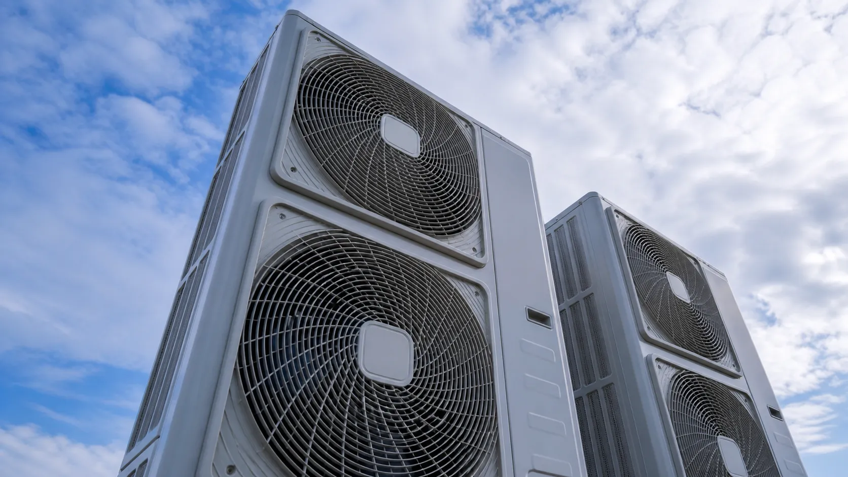 Installation d'une pompe à chaleur air-eau sur la façade extérieure d'un bâtiment
