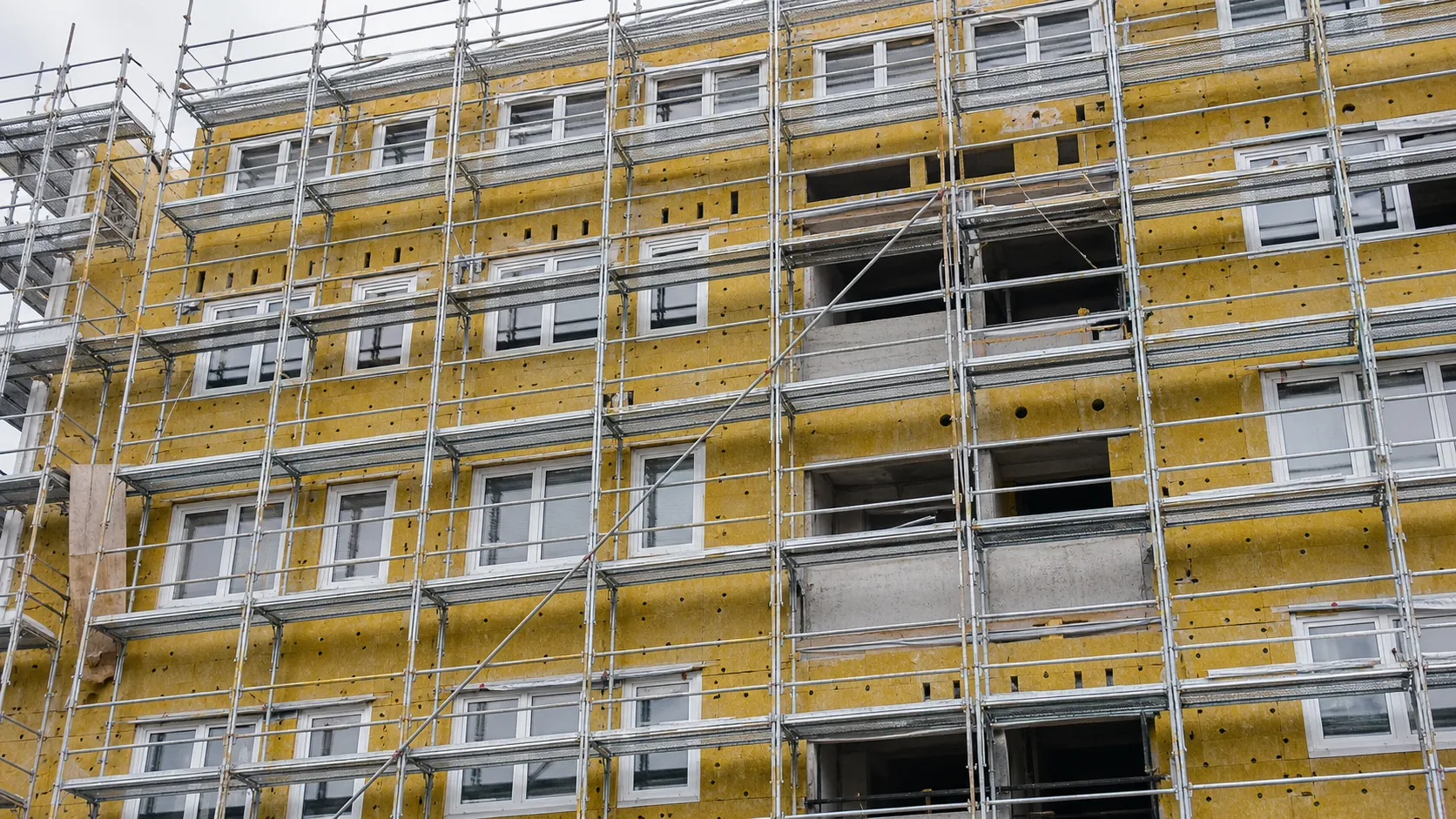 Pose d'un manteau isolant sur la façade extérieure d'un bâtiment tertiaire