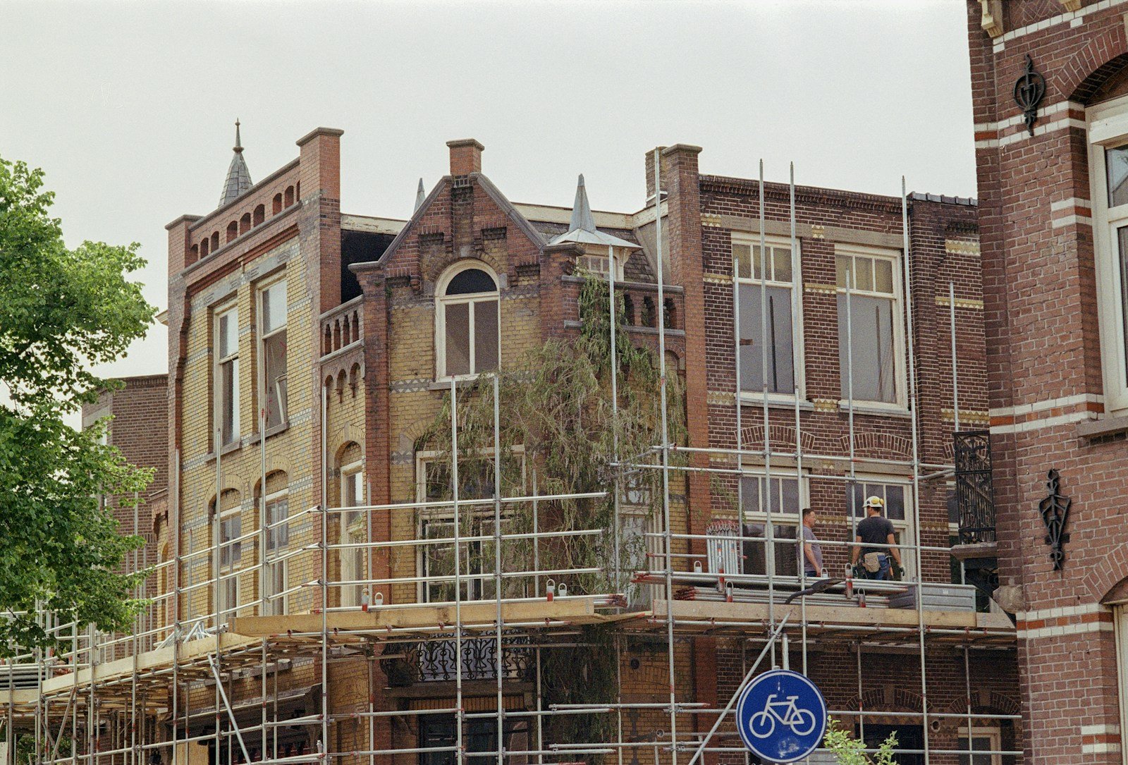 Chantier d'isolation thermique par l'exterieur avec echafaudage sur facade