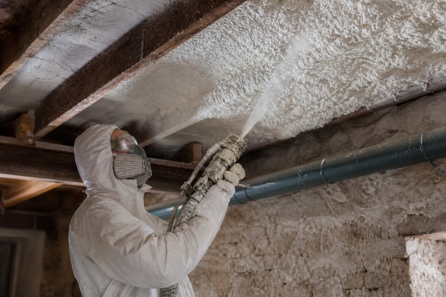 Projection d'un isolant en mousse polyuréthane en sous-face d'un plancher bas